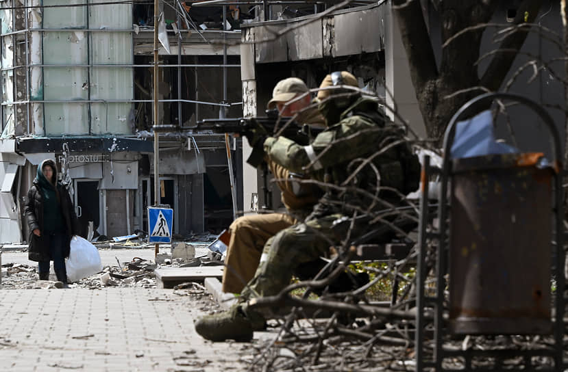 Бойцы спецназа ДНР во время патрулирования улиц Мариуполя