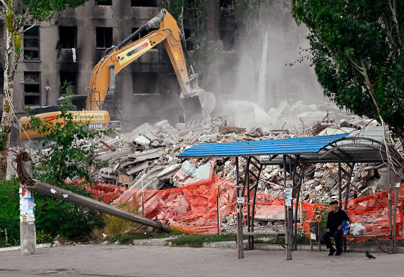 Снос аварийных и частично разрушенных домов в Мариуполе