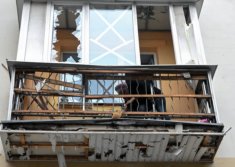 Разбитый балкон в жилом доме в Донецке