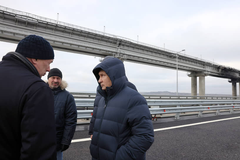 Президент России Владимир Путин (справа) и заместитель председателя правительства России Марат Хуснуллин (слева) на Крымском мосту