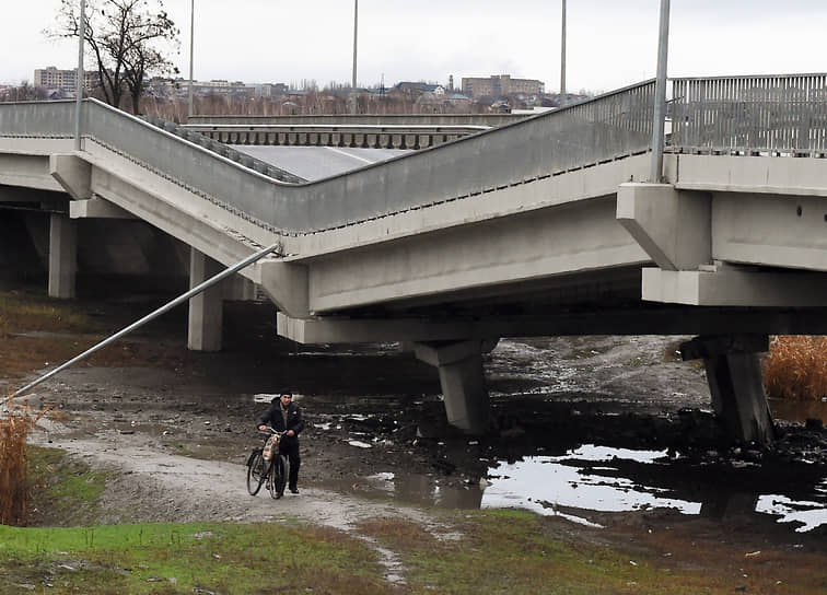 Подорванный диверсантами мост в пригороде Мелитополя 