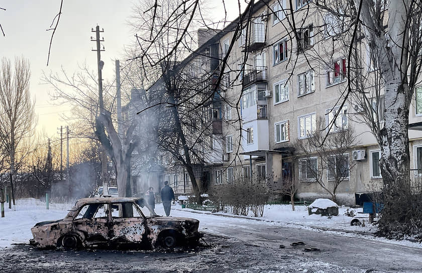 Сгоревший автомобиль во дворе пятиэтажного дома в Донецке
