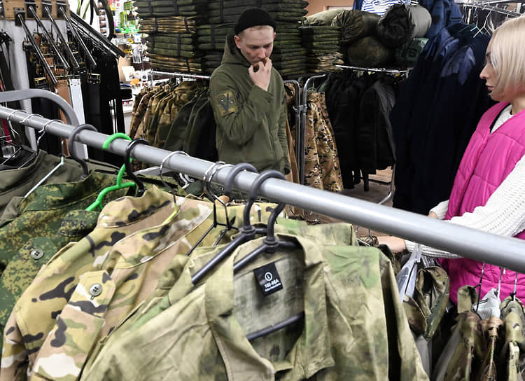 Посетитель магазина спецодежды «Спецконтора» в Донецке