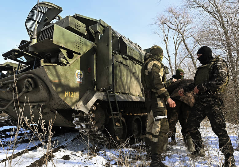 Военнослужащие возле зенитно-ракетного комплекса «Тор» под Донецком