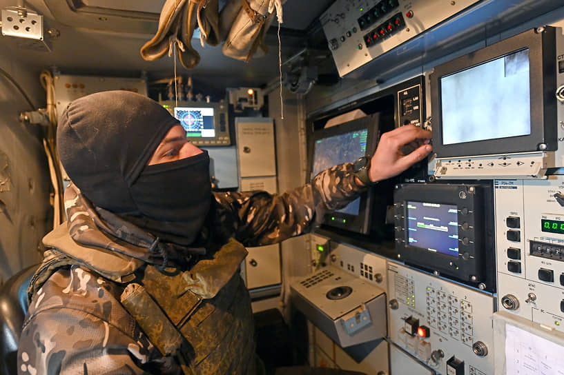 Военнослужащий возле пульта управления зенитно-ракетным комплексом под Донецком