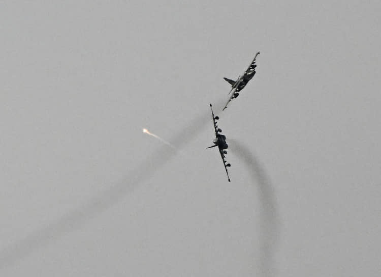 Самолеты СУ-25 в воздухе над Донецком