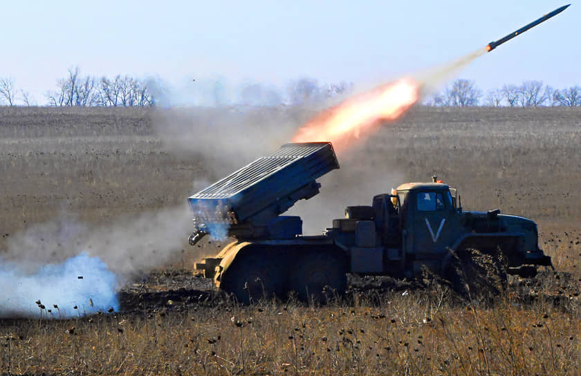 Российские военные ведут огонь из реактивной системы залпового огня «Торнадо» на марьинском направлении в ДНР