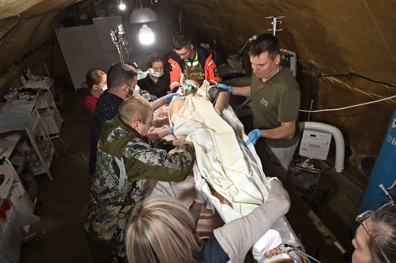 Медработники оказывают помощь в полевом госпитале ДНР