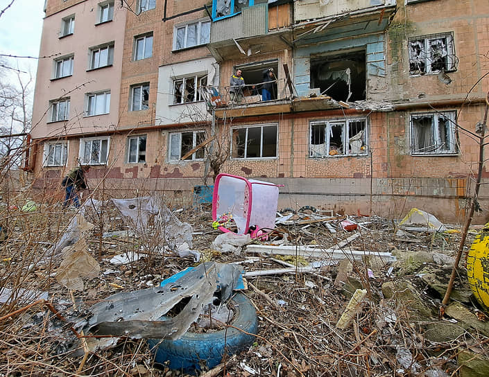 Жилой дом после обстрела Донецка