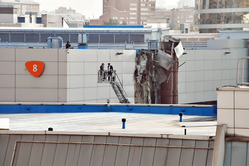 Последствия падения беспилотника на Экспоцентр в районе «Москва-Сити»