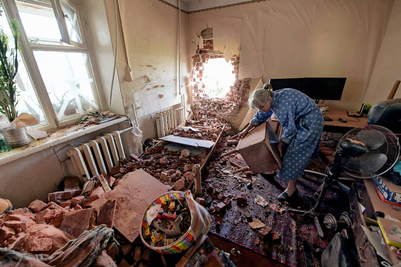 Жительница Донецка убирается в своем доме, пострадавшем от обстрела