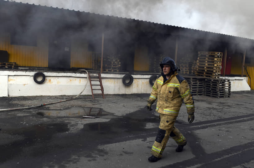 Спасатель работает на месте обстрела склада в Донецке