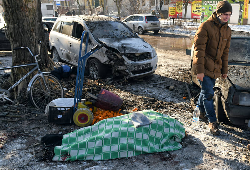 Последствия обстрела Кировского района Донецка, в результате которого погибло 27 человек