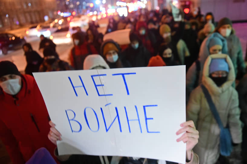Одиночные пикеты на площади Ленина в Новосибирске