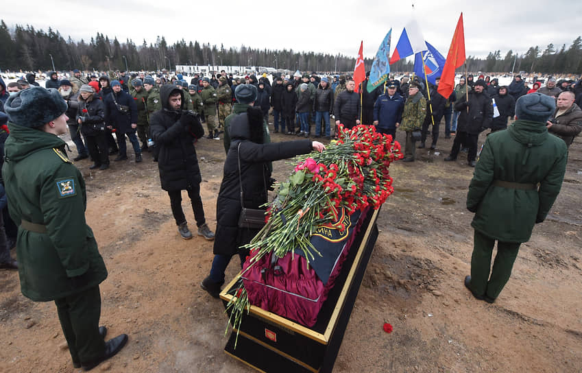 Похороны бойца военного, погибшего в ходе военной операции, на Белоостровском кладбище в Санкт-Петербурге