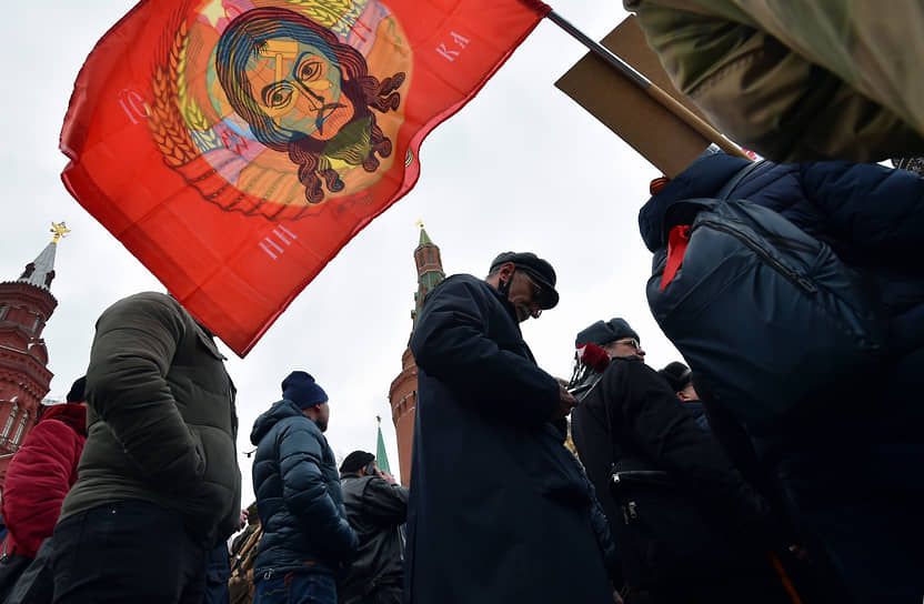 Москва. Церемония возложения венков и цветов к Могиле Неизвестного Солдата в честь 104-й годовщины со дня образования Рабоче-крестьянской Красной Армии