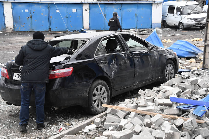 Разбитая машина рядом с автохозяйством областного совета профсоюзов