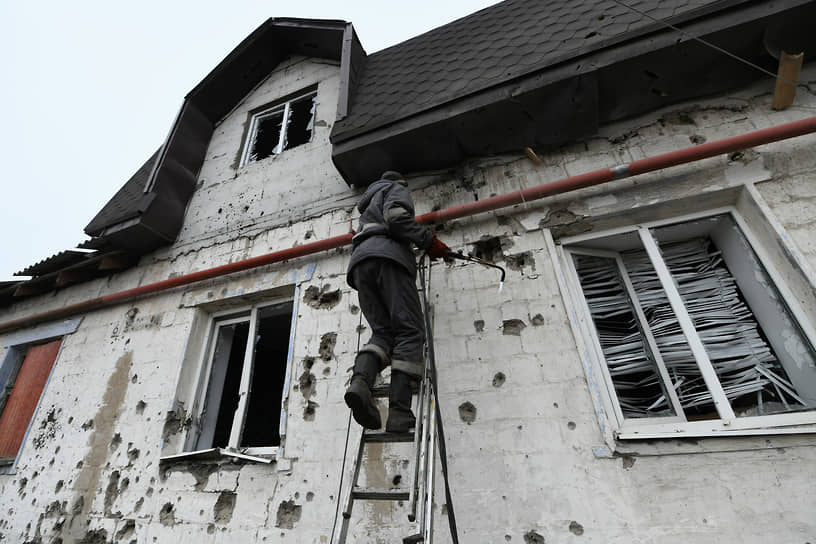 Последствия обстрела украинскими вооруженными силами жилых домов в Ворошиловском районе