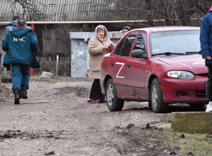 Местные жители на месте обстрелов в Донецке