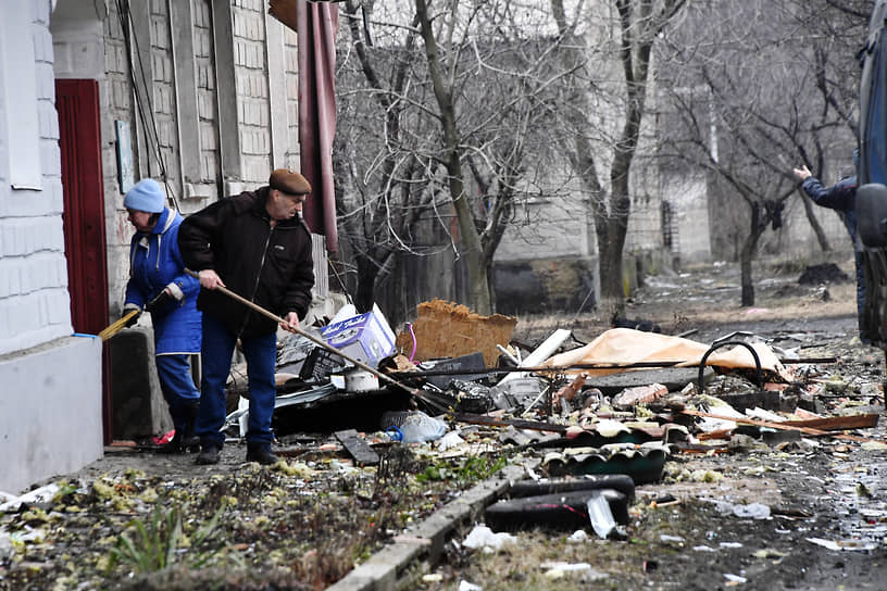 Жители Донецка убирают территорию у дома по адресу Абакумова 51, пострадавшего в результате обстрела