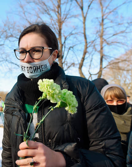 Депутат заксобрания Санкт-Петербурга Ольга Галкина во время акции