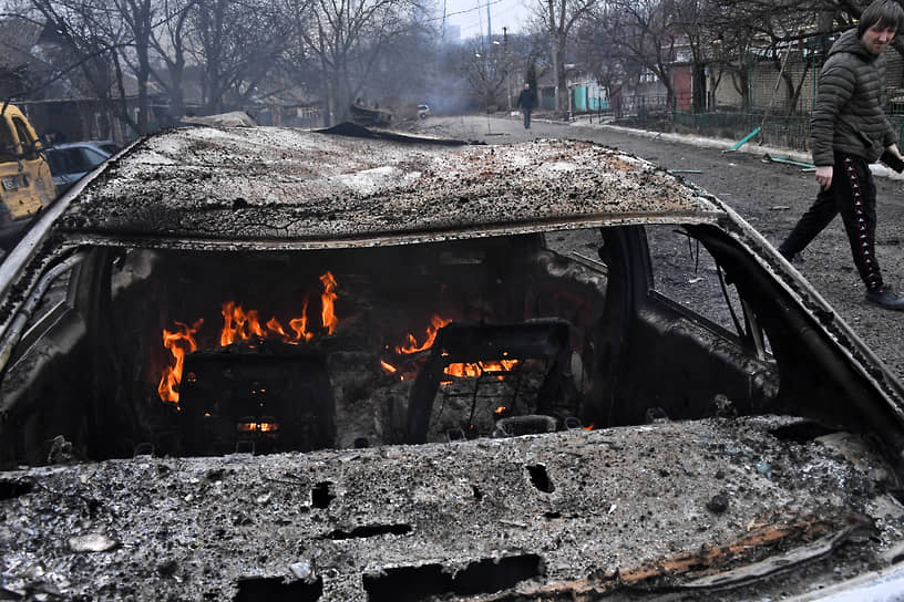 Донецк. Сгоревшая машина на улице города