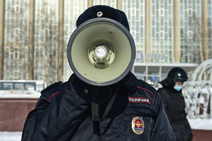 Новосибирск. Полицейский на несогласованном митинге против военной операции России на Украине