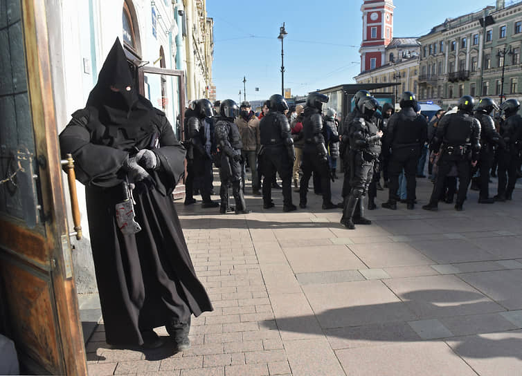 Несанкционированная акция против специальной военной операции на Украине на Невском проспекте в Санкт-Петербурге