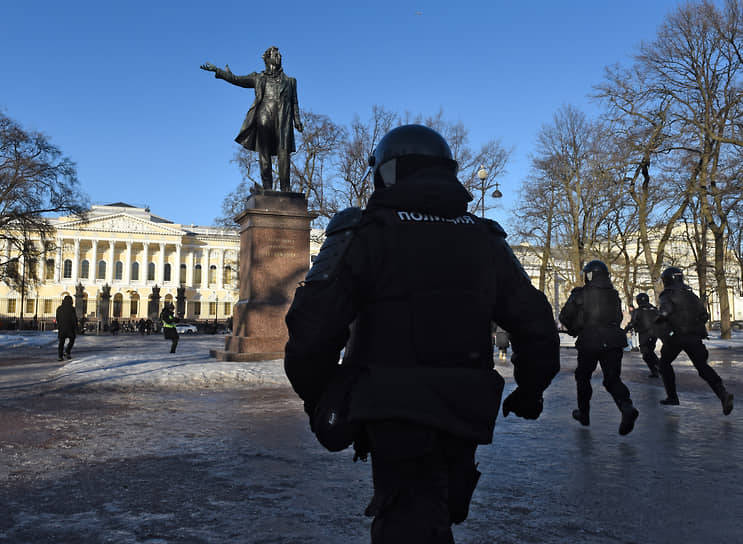 Сотрудники полиции на площади Искусств во время акций в Санкт-Петербурге