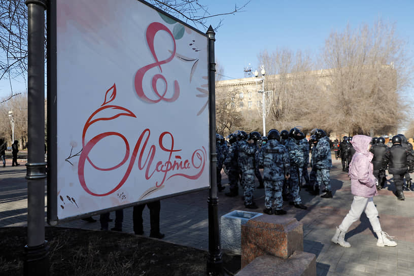 Сотрудники полиции во время протестной акции в Волгограде