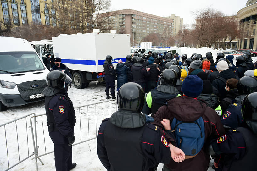 Очередь из задержанных в центре Новосибирска