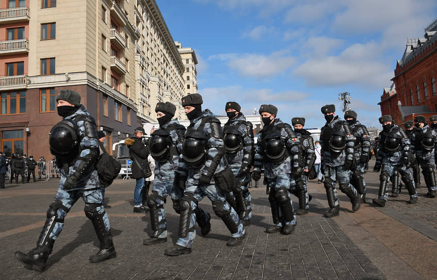 Сотрудники полиции патрулируют место проведения акции в Москве
