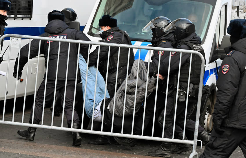 Сотрудники полиции задерживают участников акции на Манежной площади