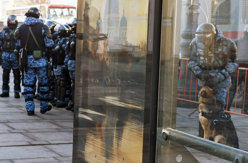 Сотрудники полиции патрулируют место проведения акции в Санкт-Петербурге