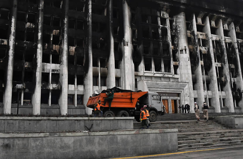 Здание администрации Алматы, сгоревшее во время беспорядков