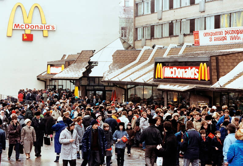 Посетители у первого ресторана McDonald’s в Москве. 1990 год