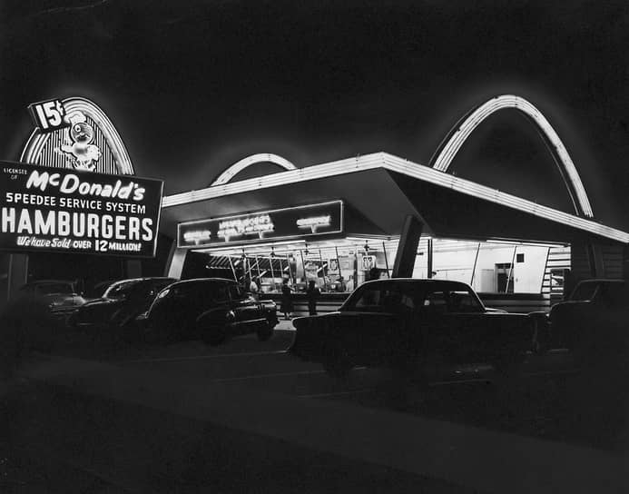 Ночью ресторан McDonald’s привлекал внимание посетителей яркими неоновыми арками
