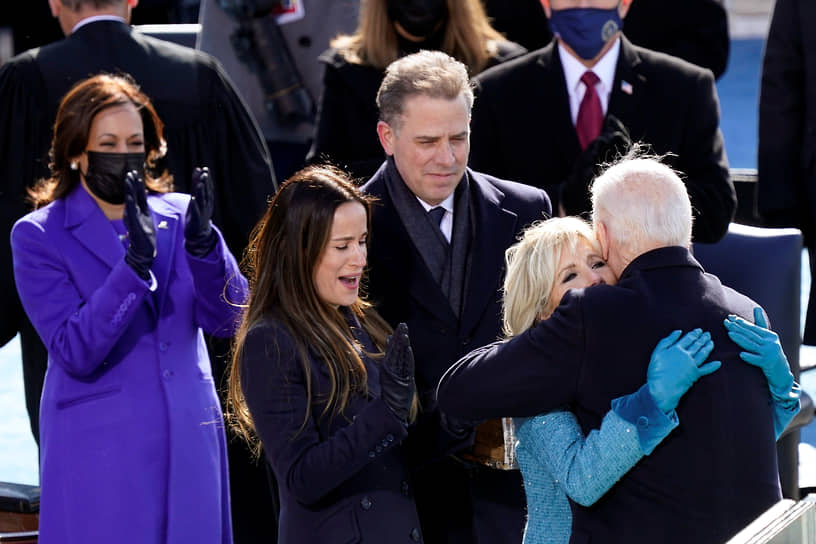 Президент США Джо Байден обнимает свою жену Джилл, его дети Хантер и Эшли стоят слева