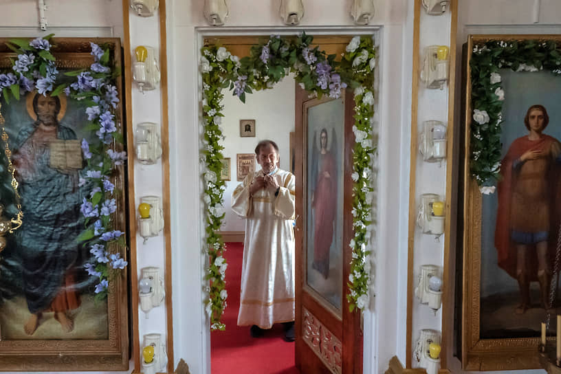 Подготовка к службе в православном храме Святого Георгия великомученика в городе Сент-Джордж, расположенном на одном из островов Прибылова в Беринговом море