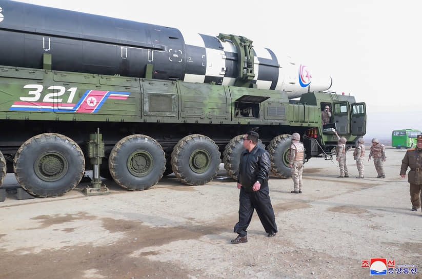 Лидер КНДР Ким Чен Ын на фоне военной техники