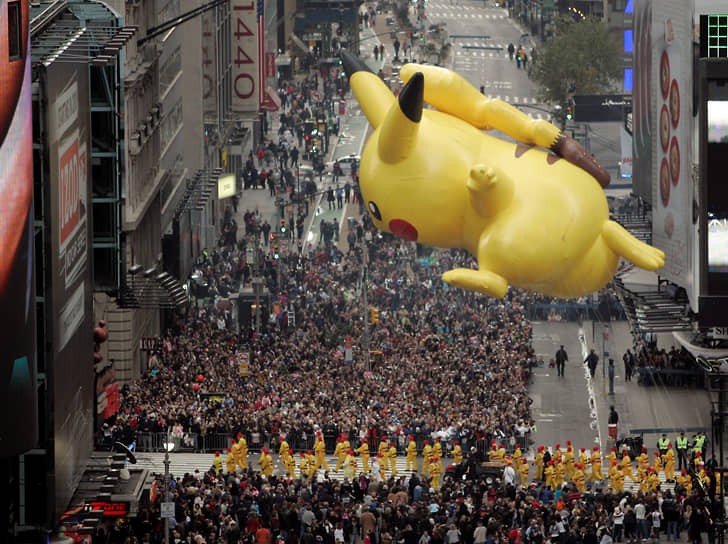 Воздушный шар в виде Пикачу пролетает над Таймс-сквер во время парада в честь Дня благодарения в Нью-Йорке