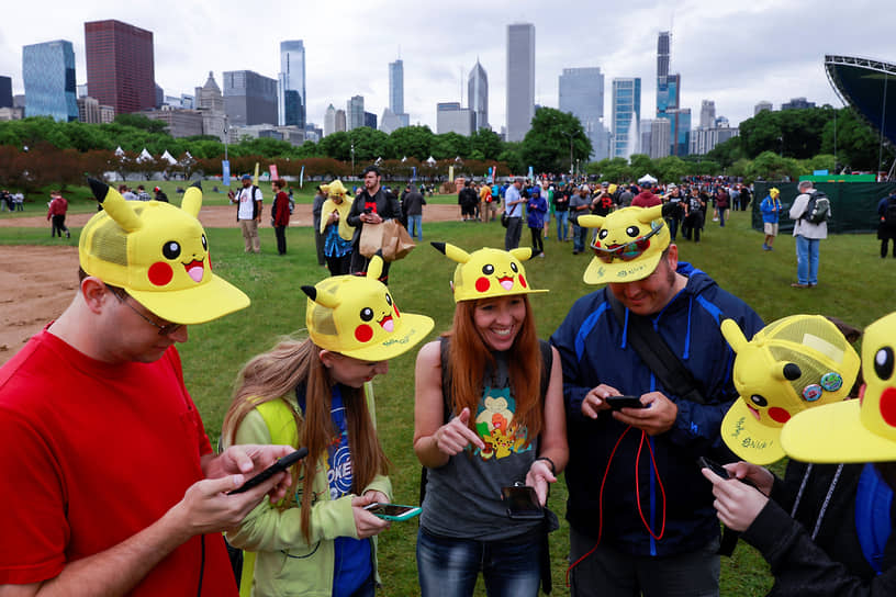 Участники фестиваля Pokemon Go Fest в Грант-парке в Чикаго