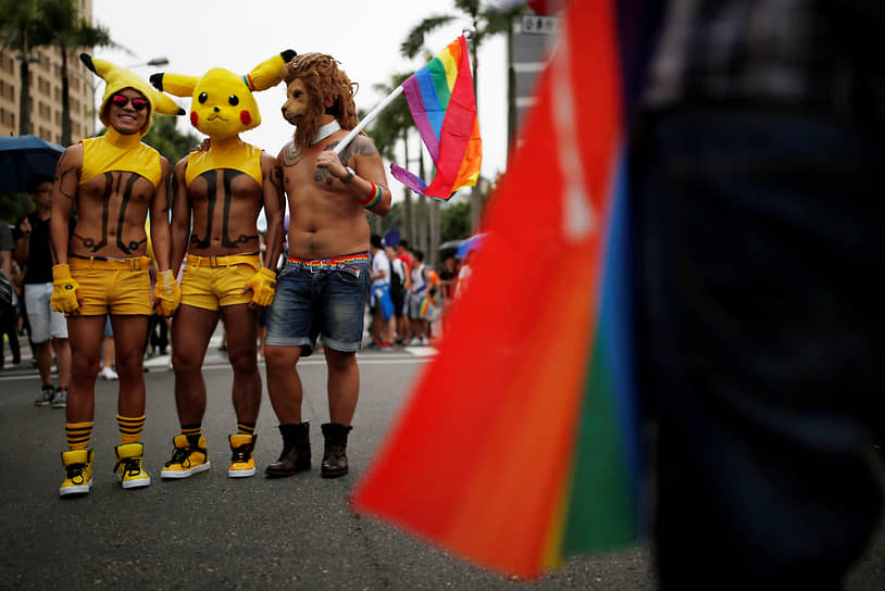 Люди в шляпах с изображением Пикачу на гей-параде в Тайбэе (Тайвань) 