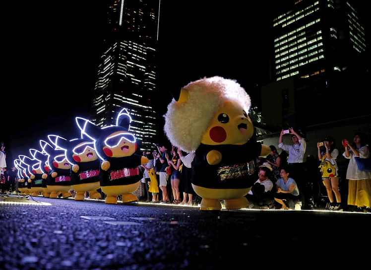 Артисты в костюмах Пикачу на параде в Иокогаме в Японии 