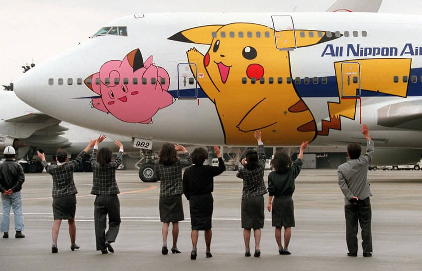 1 июля 1998 года японская авиакомпания All Nippon Airways представила первые самолеты линейки Pokemon Jet. Это были «Боинги» с изображениями покемонов