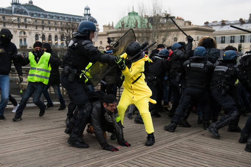 Демонстрант в костюме Пикачу сражается с полицией на демонстрации «желтых жилетов» в Париже в 2019 году