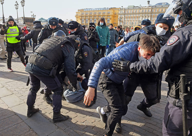 Москва. Сотрудники полиции задерживают участников несогласованной акции против спецоперации России на Украине