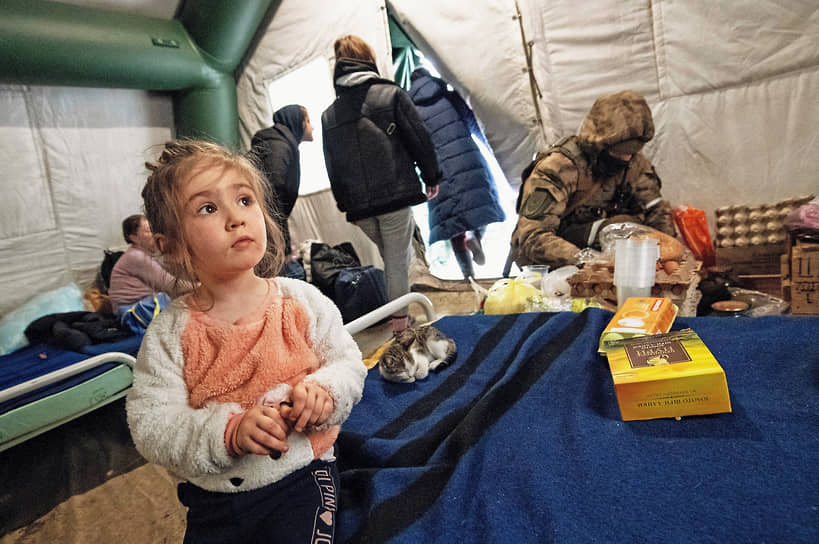 Безыменное, ДНР. Беженцы из Мариуполя в палатке