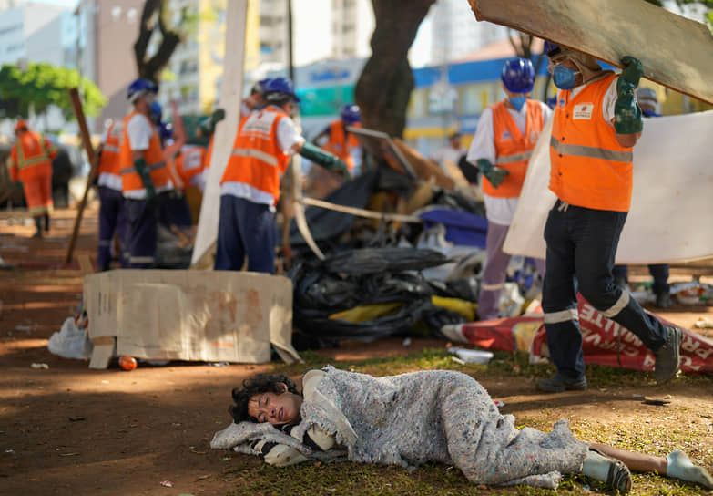 Сан-Паулу, Бразилия. Сотрудники городской службы ликвидируют палатки бездомных 