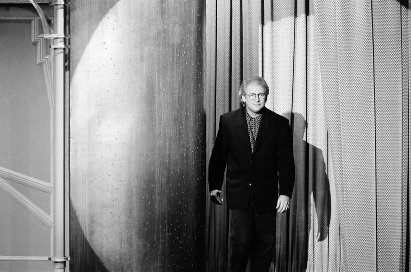 В 1982 году Левинсон дебютировал в качестве режиссера с фильмом «Забегаловка» — первой из четырех картин, действие которых происходит в его родном Балтиморе. С ней он был снова номинирован на «Оскар» за лучший оригинальный сценарий, а также «Золотой глобус». Балтимор становится местом событий в фильмах «Алюминиевые человечки» (1987), «Авалон» (1990) и «Высоты свободы» (1999). Семейная сага об иммигрантах «Авалон» получила четыре номинации на «Оскар»